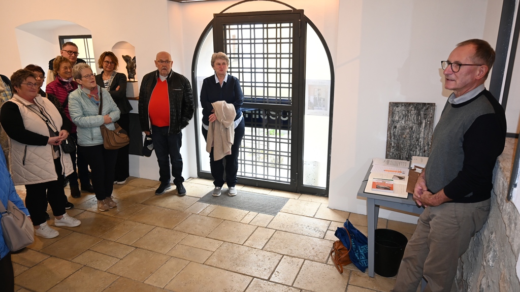 Luwig Wigg" Bäuml begrüßt die Reisegruppe aus Waldthurn.